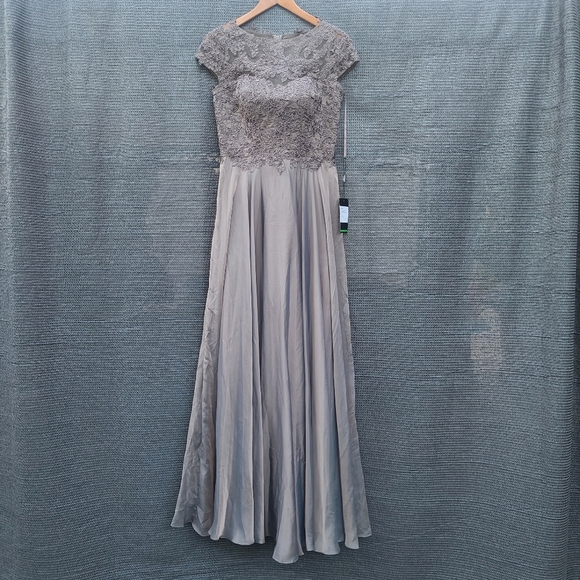 La Femme | Lace & Satin A-Line Gown In Cocoa Size 6 NWT Flawed - Picture 2 of 16